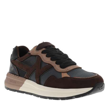 Baskets running brunes avec un talon plat et munies de lacets plats bicolores
