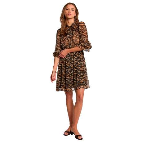Robe courte chocolat à motif animalier avec une coupe fluide et un col montant - Image 2