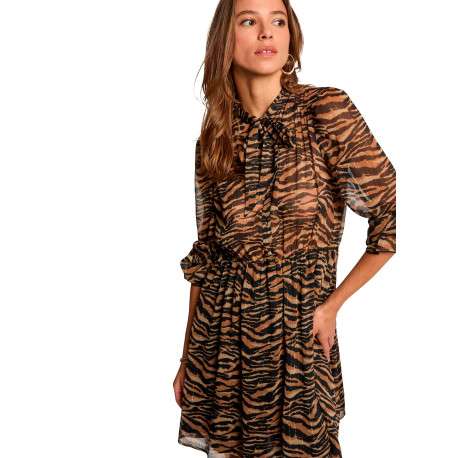 Robe courte chocolat à motif animalier avec une coupe fluide et un col montant - Image 4