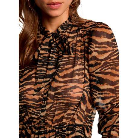 Robe courte chocolat à motif animalier avec une coupe fluide et un col montant - Image 5