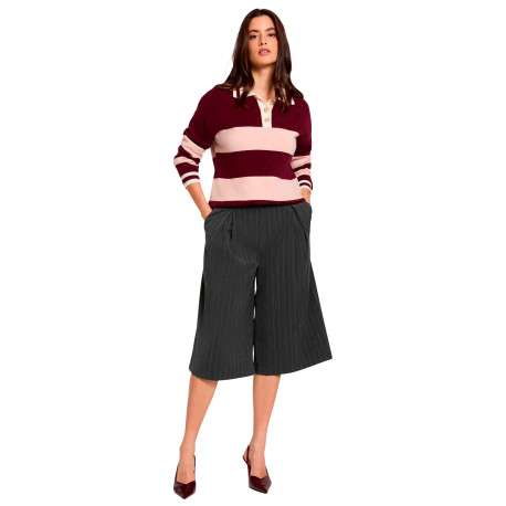 Pull bordeaux à rayures avec une coupe droite et un col polo - Image 2