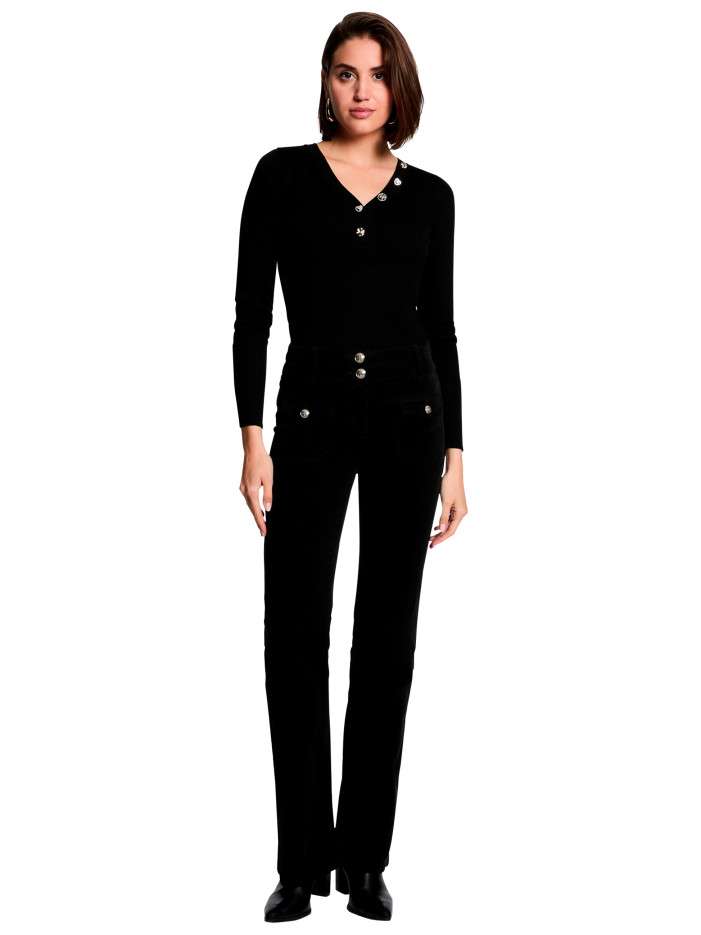 Top noir uni avec une coupe...
