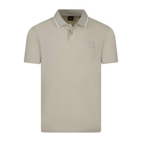 Polo en coton beige avec une coupe droite et un col avec 2 boutons