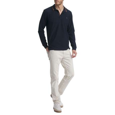 Polo en coton bleu marine uni munie d'une coupe droite et un col boutonné - Image 2