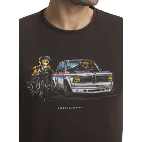 T-shirt en coton chocolat avec un imprimé de voiture et une moto - Image 5