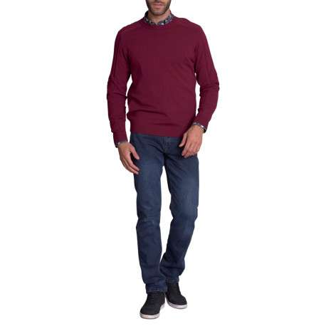 Pull bordeaux uni avec un col rond à coupe droite et des manches longues