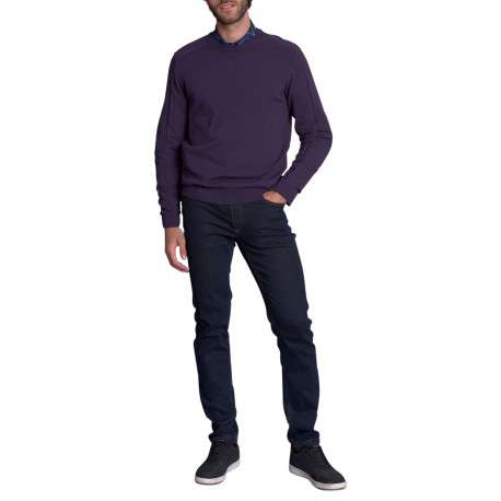 Pull violet uni avec une coupe droite à col rond et des manches longues