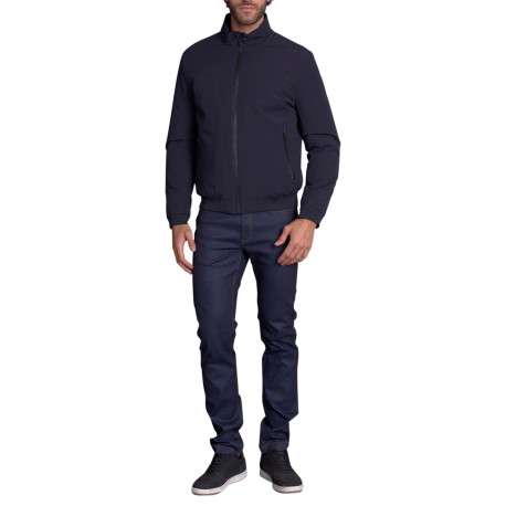 Blouson nuit uni avec une coupe droite à col montant et une fermeture zippée