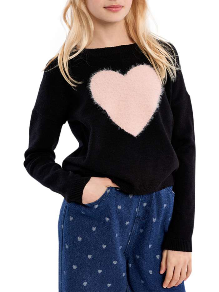 Pull noir avec un coeur sur...