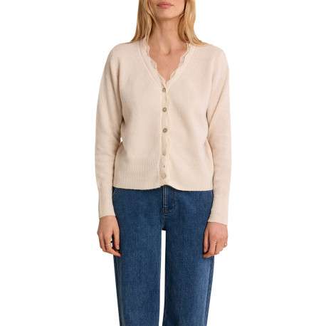 Pull écru avec une coupe droite et un col V orné de dentelle