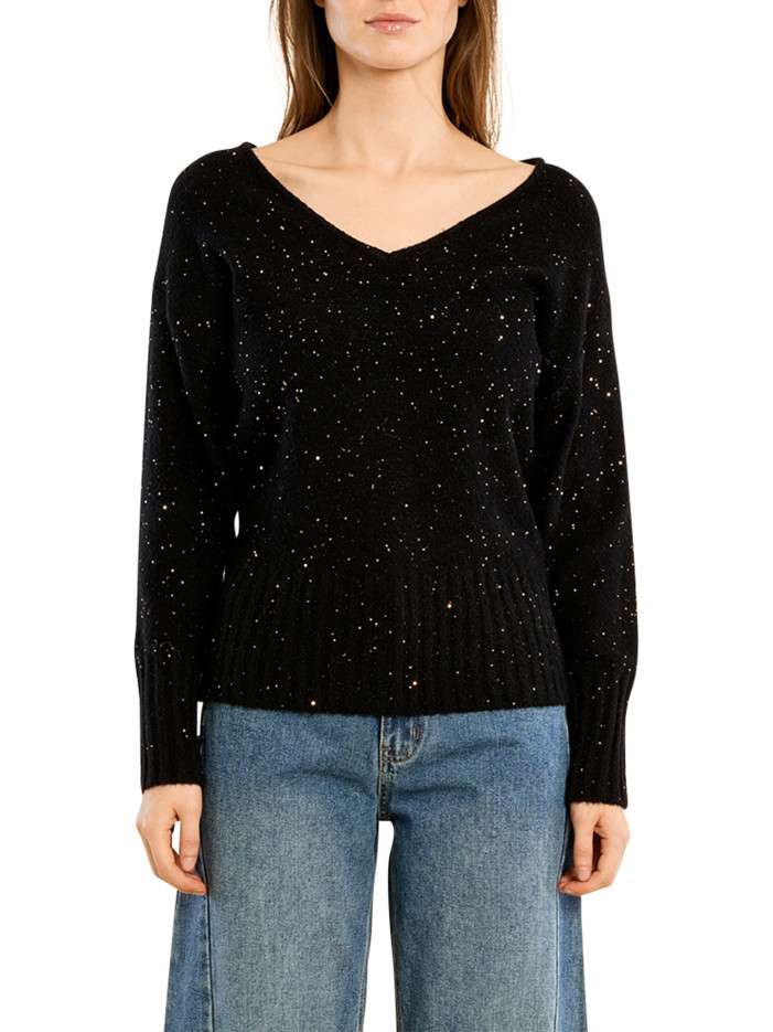 Pull noir orné de strasses...