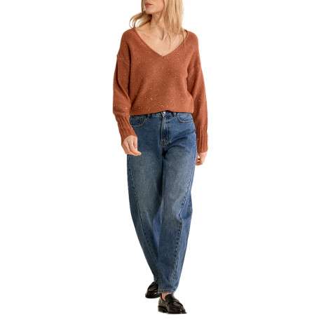 Pull brique orné de strasses et pourvu d'un col rond et des manches longues - Image 2