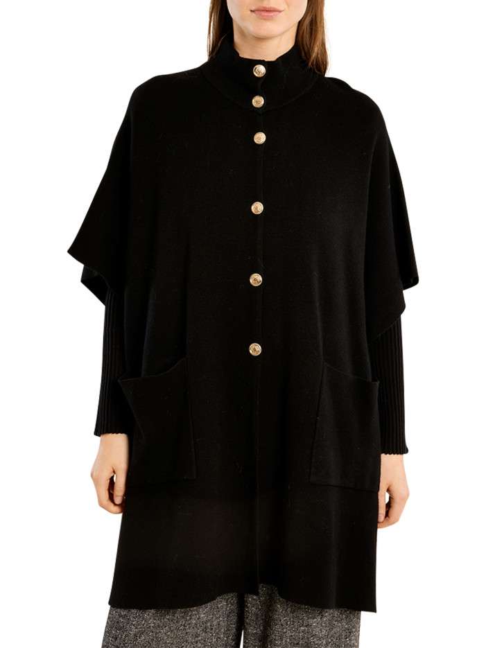Pull noir doté d'une coupe...