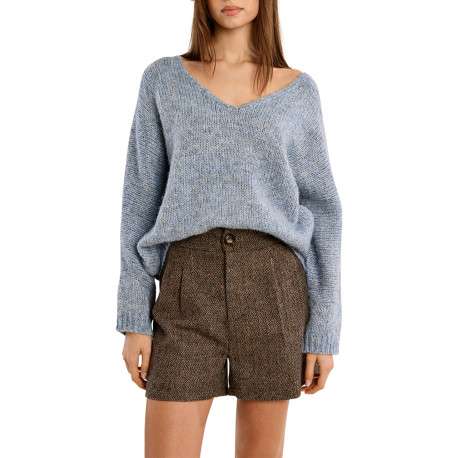 Pull bleu à grosses mailles avec une coupe droite doté d'un col V large