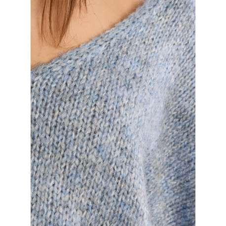 Pull bleu à grosses mailles avec une coupe droite doté d'un col V large - Image 5