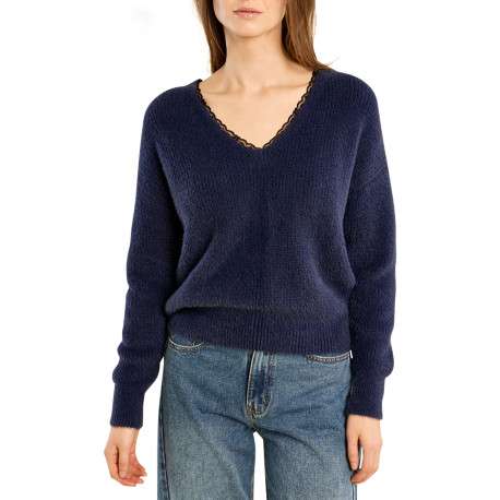Pull marine uni pourvu d'une coupe droite et un col V orné d'un liseré