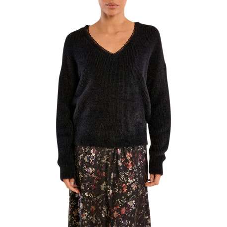 Pull noir uni avec une coupe droite et un col V à manches longues