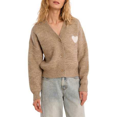 Pull beige uni avec une coupe droite orné d'un coeur sur la poitrine et un col V