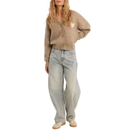 Pull beige uni avec une coupe droite orné d'un coeur sur la poitrine et un col V - Image 2