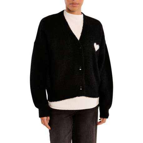 Pull noir avec un coeur sur la poitrine doté d'une coupe droite