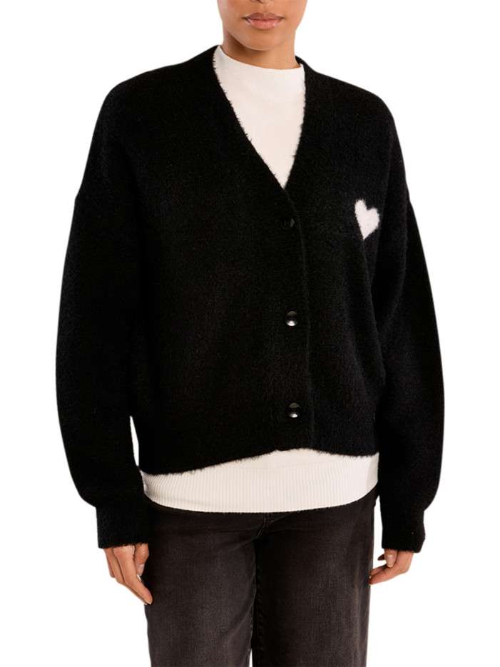 Pull noir avec un coeur sur...
