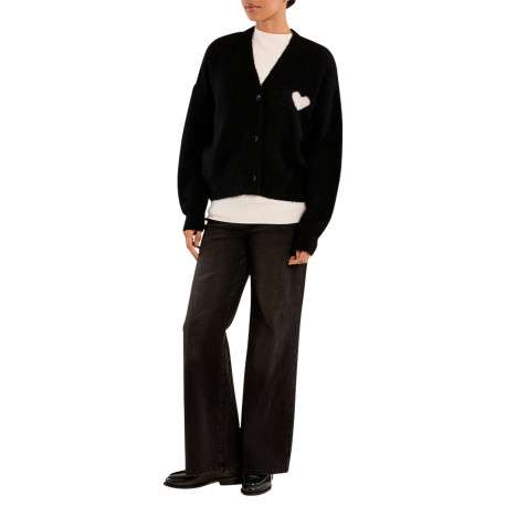 Pull noir avec un coeur sur la poitrine doté d'une coupe droite - Image 2