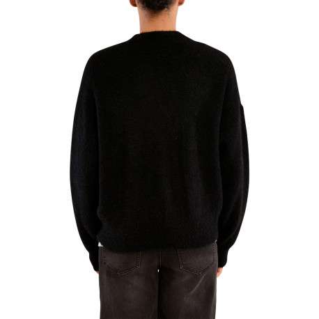 Pull noir avec un coeur sur la poitrine doté d'une coupe droite - Image 3