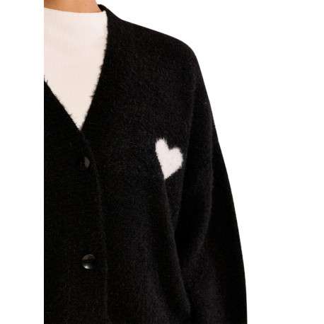 Pull noir avec un coeur sur la poitrine doté d'une coupe droite - Image 5