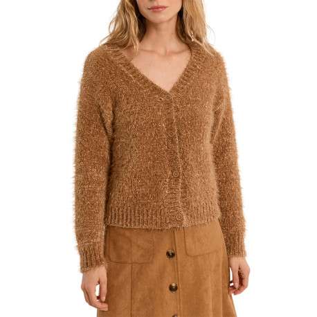 Pull camel avec une coupe droite doté d'un col V et des manches longues