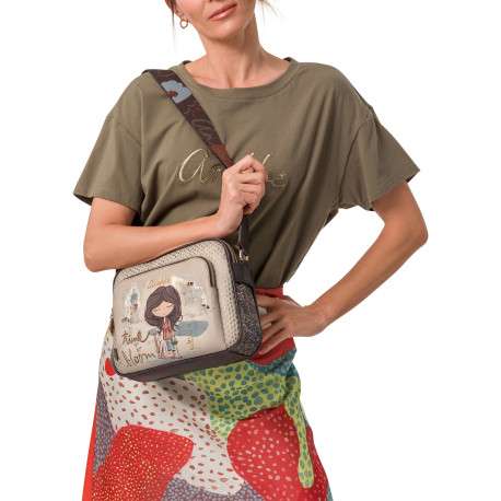 Sac à bandoulière marron et beige pourvu d'une large bandoulière réglable - Image 6