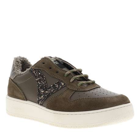 Tennis en cuir kaki suédé avec le logo ""V"" pailleté et le col en sherpa - Image 2