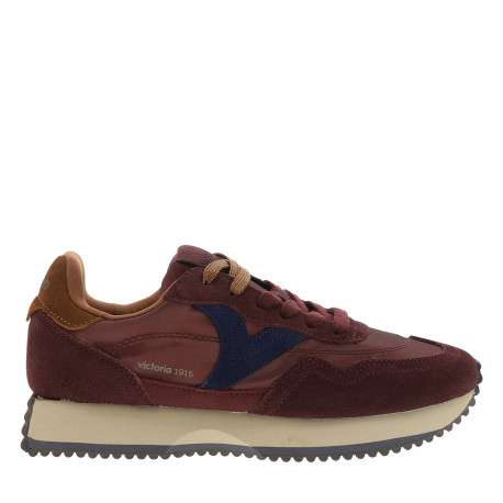 Baskets running en cuir bordeaux à semelle crantée pourvues de lacets bicolores