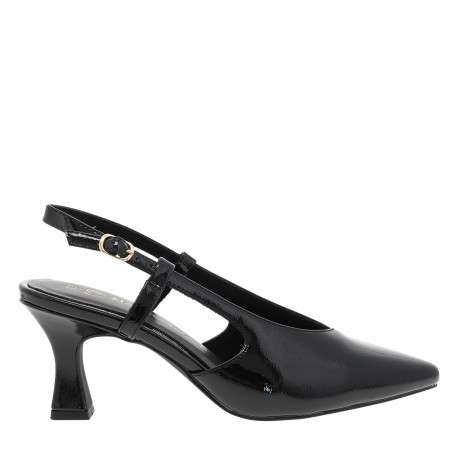 Escarpins noirs vernis avec l'arrière ouvert surmontés d'une boucle