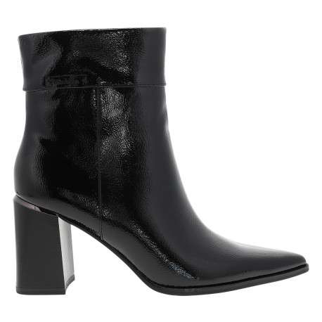 Bottines vernies noires à talon décroché haut pourvues d'un zip latéral