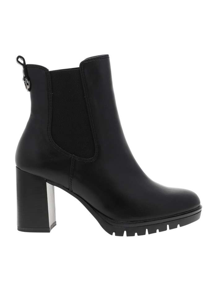 Boots noires avec un talon...