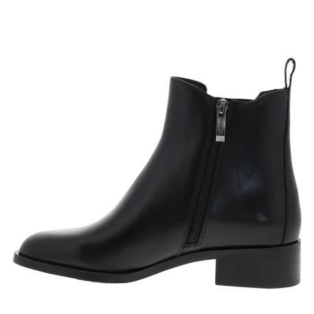 Boots en cuir noir à un talon décroché bas munies d'un zip latéral - Image 3