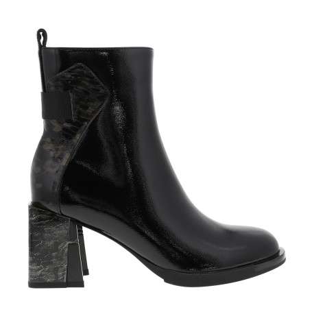 Boots en cuir noir vernies à talon décroché haut et motifs dorés