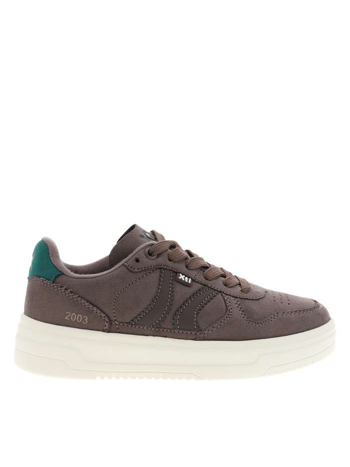 Tennis marron à talon plats pourvues d'aérations et de lacets