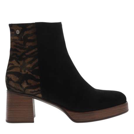 Boots en cuir noir à imprimé zébré pourvues d'un talon décroché haut