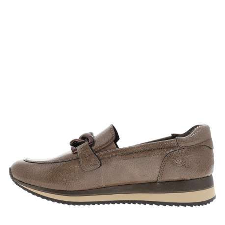 Mocassins taupe à talon plat et bandes élastiquées munis d'une boucle - Image 3