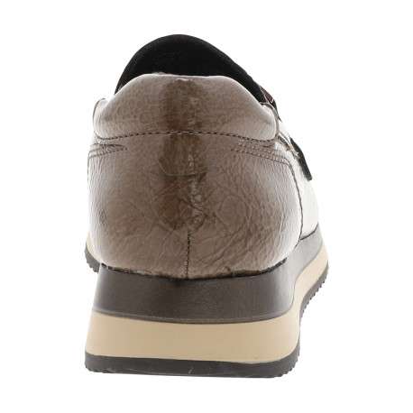 Mocassins taupe à talon plat et bandes élastiquées munis d'une boucle - Image 4