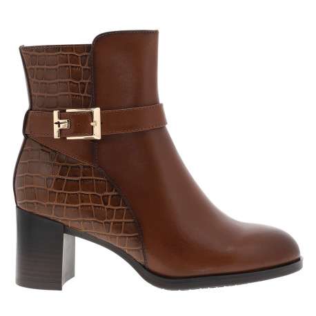 Boots en cuir cognac à talon décroché haut munies d'une boucle dorée