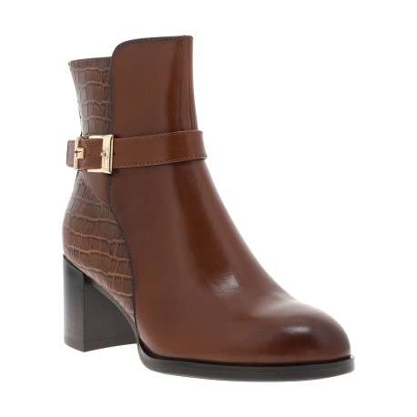 Boots en cuir cognac à talon décroché haut munies d'une boucle dorée - Image 2