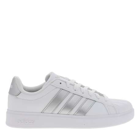 Tennis blanches muni d'un talon plat et d'une fermeture à lacets