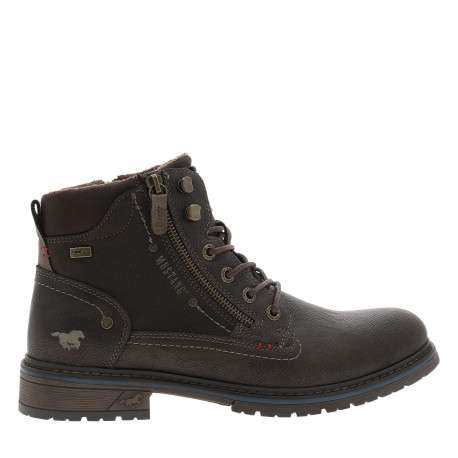 Boots marron à talon plat pourvues d'une fermeture zippée sur le côté