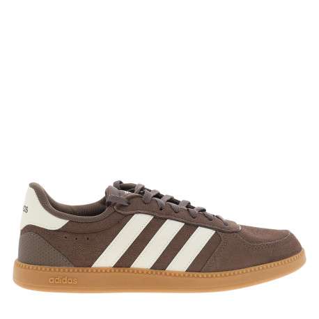 Tennis en cuir marron avec un talon plat et une fermeture à lacets
