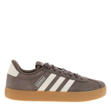 Tennis en cuir marron avec un talon plat et une fermeture à lacets