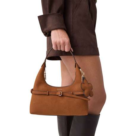 Sac à main porté épaule en suède camel orné d'un charms amovible - Image 5