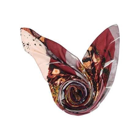 Foulard bordeaux forme rectangulaire pourvu du nom de la marque
