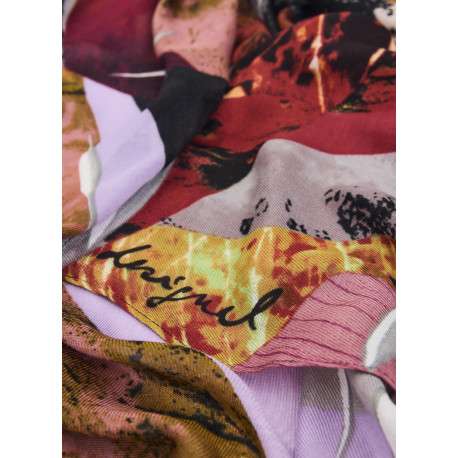Foulard bordeaux forme rectangulaire pourvu du nom de la marque - Image 3